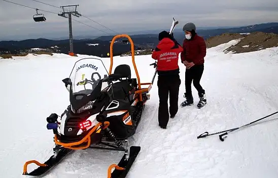 Mahsur kalan ve sakatlananlara jandarma kar motorlarıyla ulaşıyor