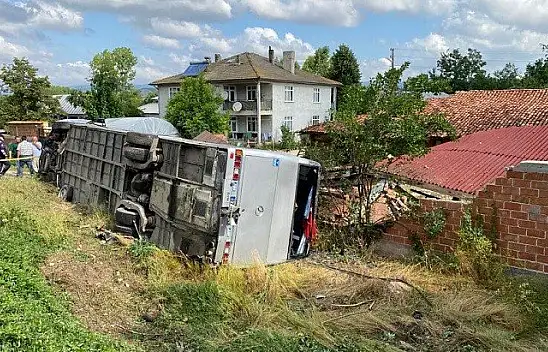 Memur servisi ile otomobil çarpıştı! Çok sayıda yaralı var