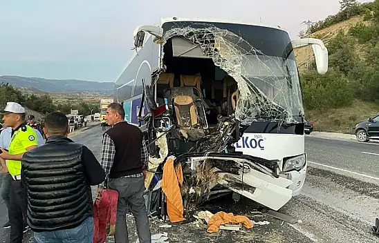 Otobüs ile traktör çarpıştı: 1 ölü, 9 yaralı