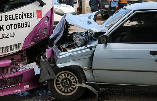 Özel halk otobüsü ile otomobil çarpıştı: 1 yaralı