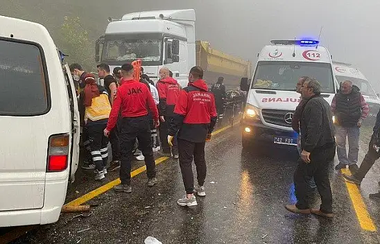 Panelvan tıra arkadan çarptı! 5 yaralı