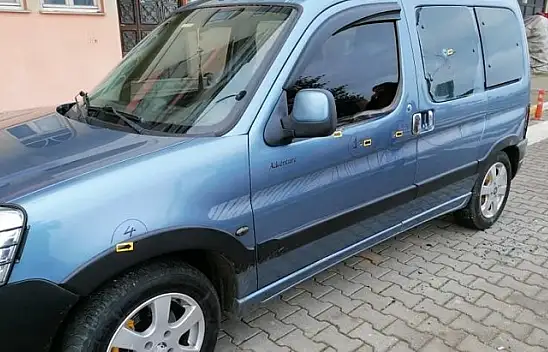 Park halindeki aracı kurşunladılar