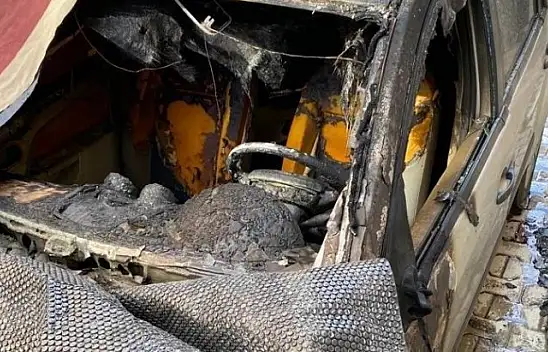 Park halindeki 2 otomobil yandı