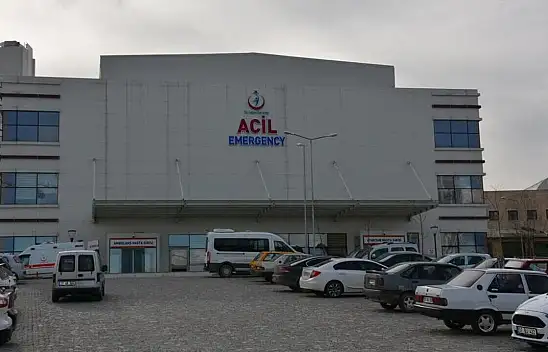 İmamın elini kopardı