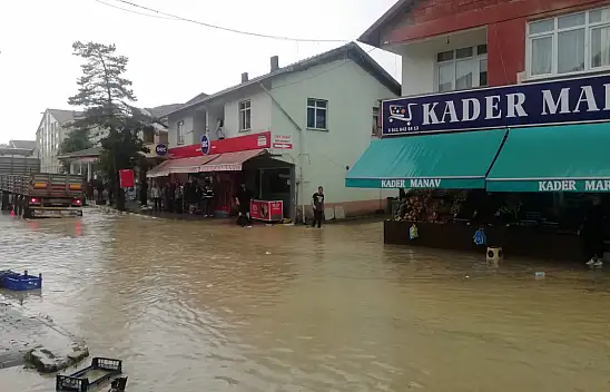 Pınarbaşı'da sağanak, su baskınlarına neden oldu