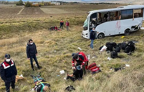 Polis servisi kaza yaptı: 12 polis yaralı