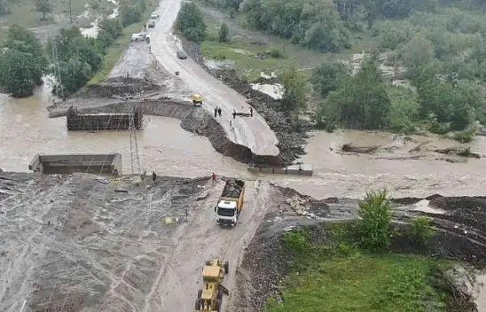 Yol çöktü, iki ilçenin Kastamonu'yla bağlantısı kesildi