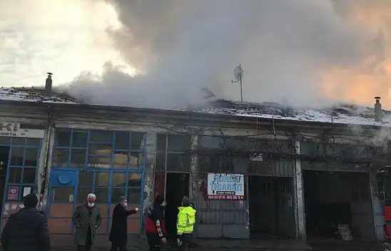 Sanayi sitesindeki yangın söndürülmeye çalışılıyor