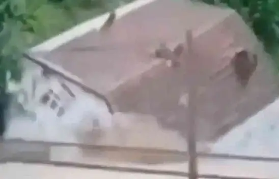 Sel, cami ve evi böyle yıktı