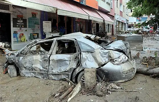 Sel felaketinin yaşandığı ilçede arama kurtarma çalışması sürüyor