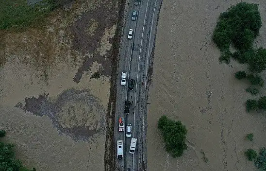 Sel nedeniyle ulaşıma kapanan kara yolu drone ile görüntülendi
