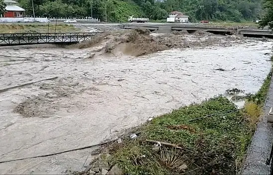 Sel suları 2 köprüyü yıktı, evleri su bastı