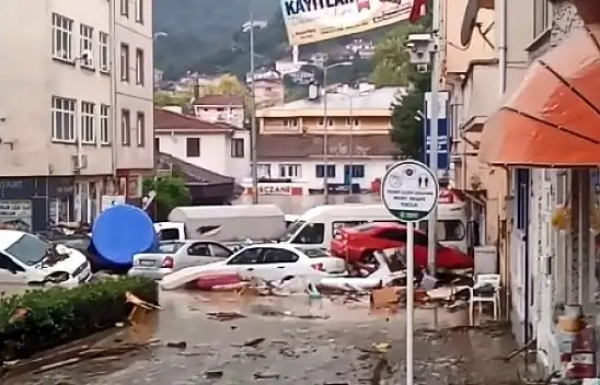 Sel sularına kapılan araçlar denize sürüklendi