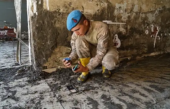 Komandolar duygulandı! Genç kızın eşyaları bulundu