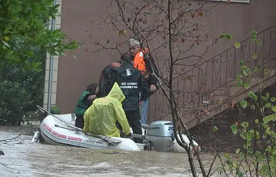 Vatandaşlar botlarla tahliye ediliyor
