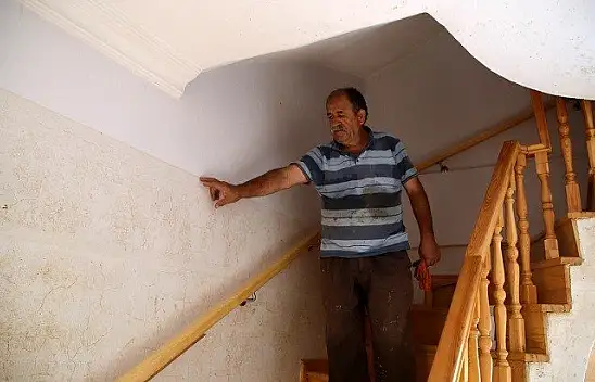 Selde yarısı su altında kalan evdeki felçli eşini kurtardı