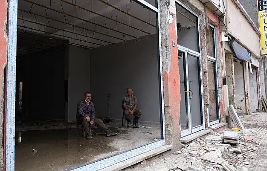 Selden zarar gören esnafın yaraları sarılıyor