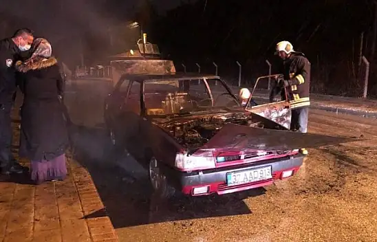 Seyir halindeki iki otomobil yanarak kullanılamaz hale geldi