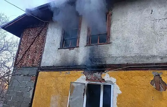 Sobadan çıkan yangın 2 katlı evi yaktı