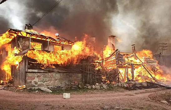 Tosya'da büyük köy yangını! 10 ev yanıyor