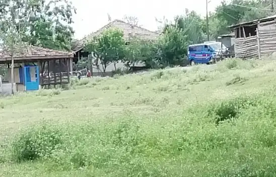 Tüfeği temizlerken eşini vurdu