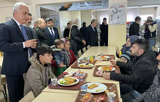 Vali Çakır, kentteki depremzedeleri ziyaret etti