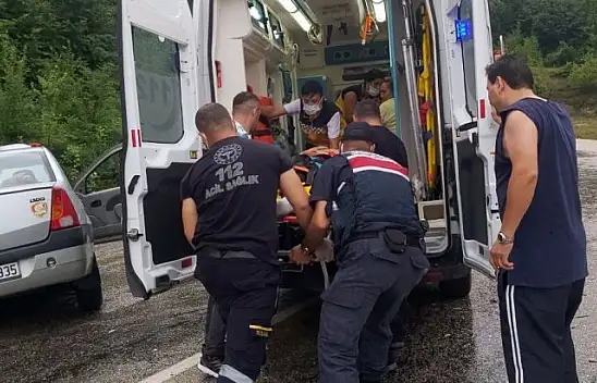 Karşı şeride geçen otomobil kamyonete çarptı: 5 yaralı