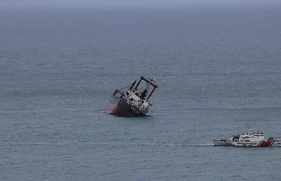 Yan yatan gemi Cide'ye kadar sürüklendi