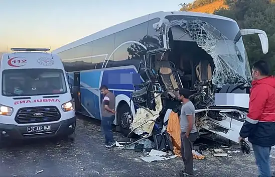 Yolcu otobüsü ile traktör çarpıştı! Çok sayıda yaralı var