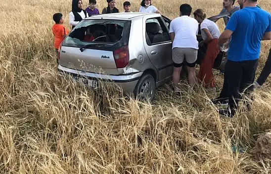 Otomobil yoldan çıkarak tarlaya uçtu: 3 yaralı