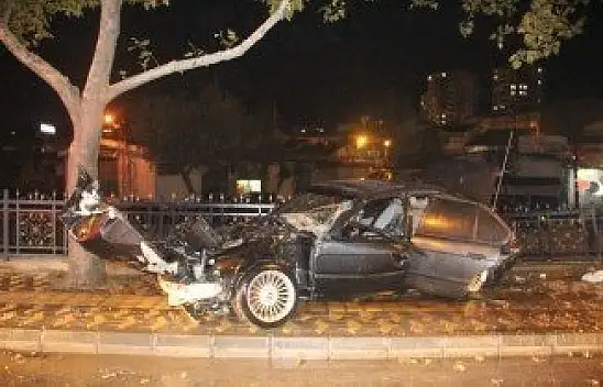 Ağaca çarparak hurdaya dönen aracın kaza anı kamerada!