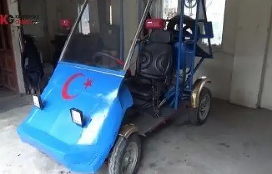 Topladığı hurdalardan kendi aracını yaptı