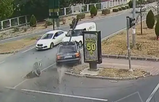 Emniyet kemeri takmayın kadın, otomobilden böyle fırladı