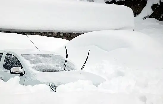 Kar kalınlığı 2 metreye yaklaştı! Araçlar karın altında kaldı