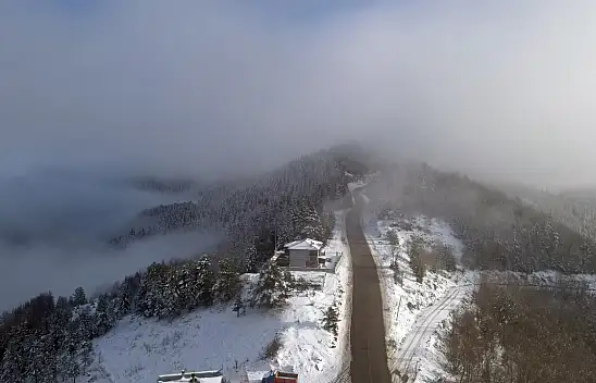 Kar ve sisle kaplanan Küre Dağları havadan görüntülendi