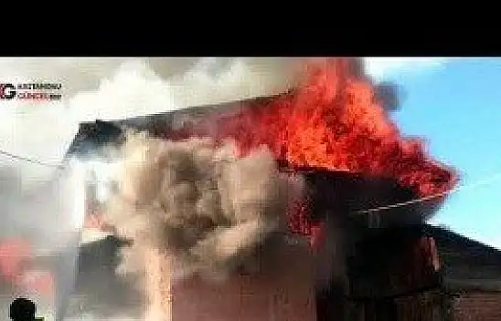 Kastamonu'daki yangında iki ev tamamen yandı