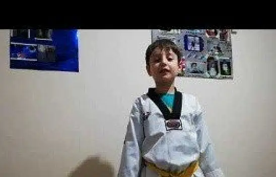 Küçük çocuk, göremediği hemşire annesi için video çekti