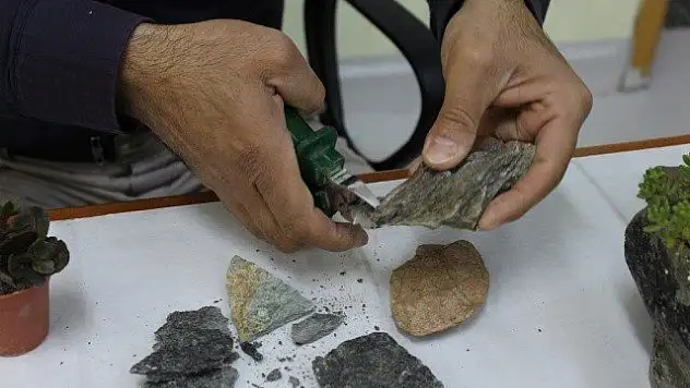 Ekmeğini doğadaki taşlardan çıkarıyor