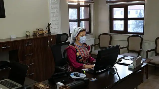 Azdavay'da belediye personeli yöresel giysileriyle mesai yapıyor