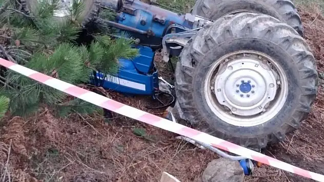 16 yaşındaki genç devrilen traktörün altında kaldı