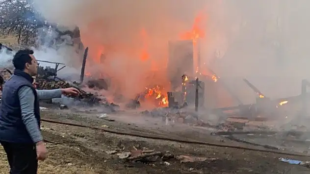 2 katlı ev çıkan yangında kullanılamaz hale geldi