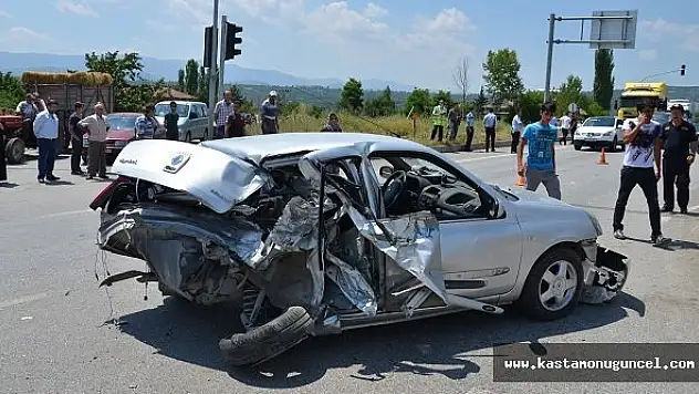 Otomobile Otobüs Çarptı: 2 Yaralı