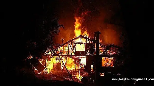 Kastamonu'da 1 Ev Tamamen Yandı