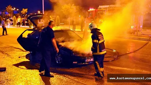 Seyir Halindeki Otomobilin Motor Kısmı Yandı