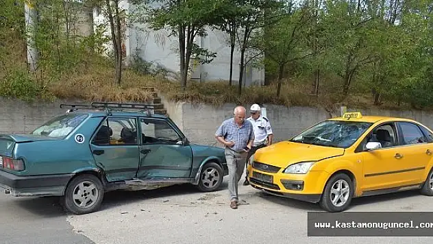 Ticari Taksi ile Otomobil Çarpıştı: 1 Yaralı