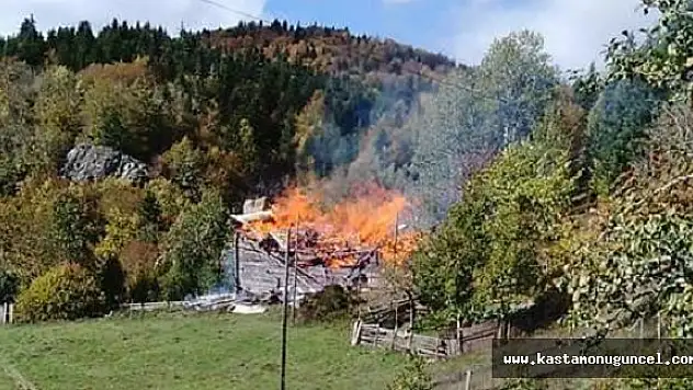Ahşap Ev Yangında Küle Döndü