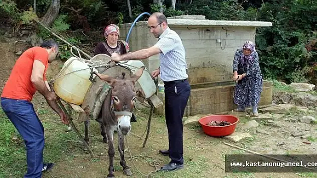 Evlerine Eşeklerle Su Taşıyorlar