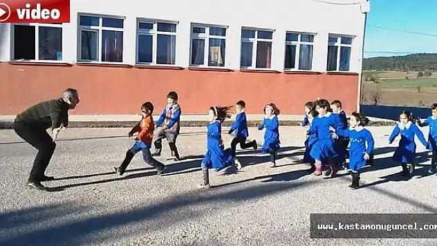 Öğrenciler, Öğretmenleri İçin Klip Çektiler