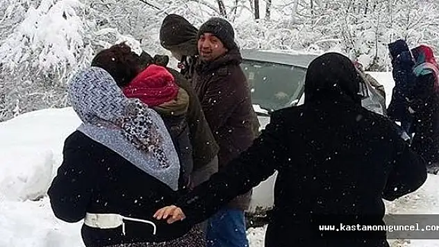 Cenazeye Giden 23 Kişi Karda Mahsur Kaldı