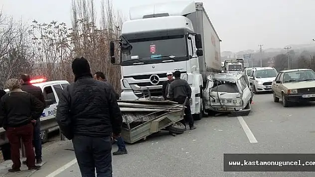 İnşaat Ustası Otomobil ile Tır'ın Altına Girdi